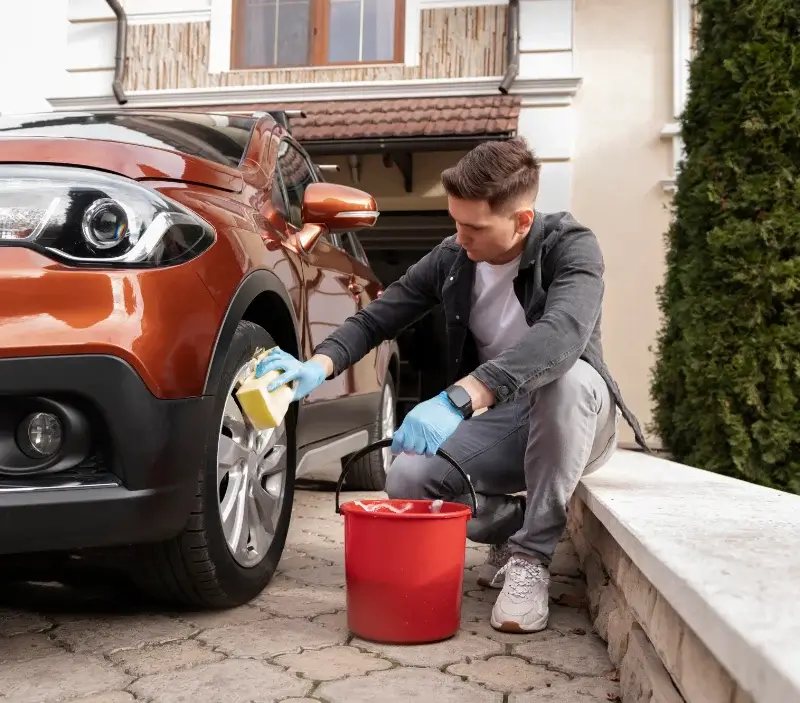 Lavage auto à domicile Sainte-Gemme : professionnel intervenant sur un véhicule